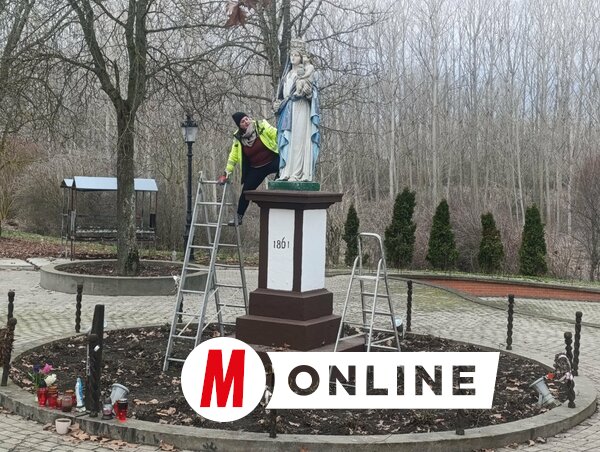 A leemelés előtt megvizsgálták a szobrot (Fotó: L. Móger Tímea)