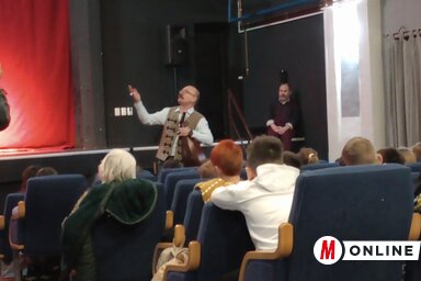 Kis Gergely Márton úgy az alsós, mind a felsős korosztállyal jól megtalálta a hangot, vastapssal jutalmazta meg a kis közönség  (Fotó: Garbac Sarolta felvétele)