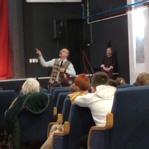 Kis Gergely Márton úgy az alsós, mind a felsős korosztállyal jól megtalálta a hangot, vastapssal jutalmazta meg a kis közönség  (Fotó: Garbac Sarolta felvétele)