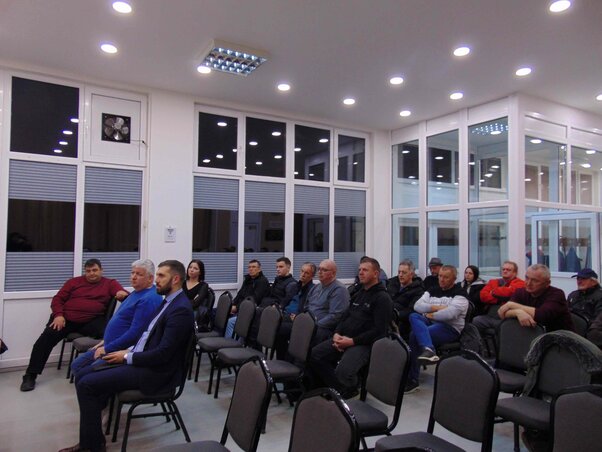 A helybeliek érdeklődve hallgatták a Vajdasági Magyar Szövetség szakpolitikusait (Fotó: Vidács Hajnalka)