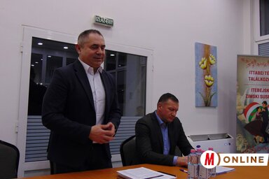 A magyarittabéi gazdákat Tóbiás József, a Vajdasági Magyar Szövetség köztársasági parlamenti képviselője és Tóth Zoltán tartományi mezőgazdasági titkárhelyettes tájéko(Fotó: Vidács Hajnalka)