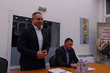 A magyarittabéi gazdákat Tóbiás József, a Vajdasági Magyar Szövetség köztársasági parlamenti képviselője és Tóth Zoltán tartományi mezőgazdasági titkárhelyettes tájéko(Fotó: Vidács Hajnalka)