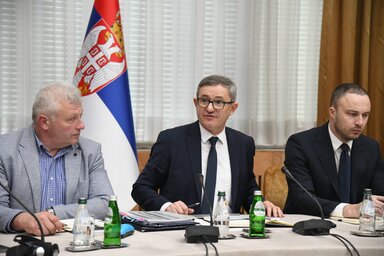 Középen Dragan Glamočić agrárminiszter (Fotó: Beta)