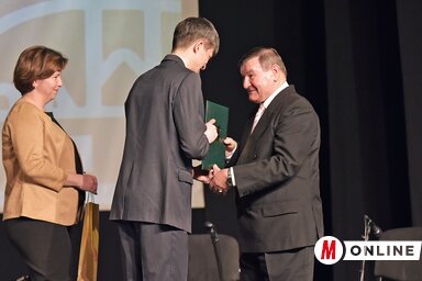 Lantos Lajos átveszi a Plakett díjat a magyar kultúra napja alkalmából rendezett ünnepségen (Fotó: Gergely Árpád felvétele)