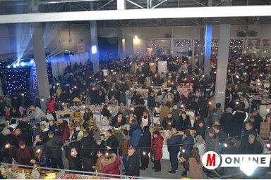 Folyamatosan érkeztek az érdeklődők, a piactér zsúfolásig megtelt (Vidács Hajnalka felvétele)