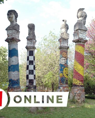 A park egyik jellegzetessége, az öt darab három méter magas téglaoszlopra helyezett antik mellszoborcsoport (Ótos András felvétele)