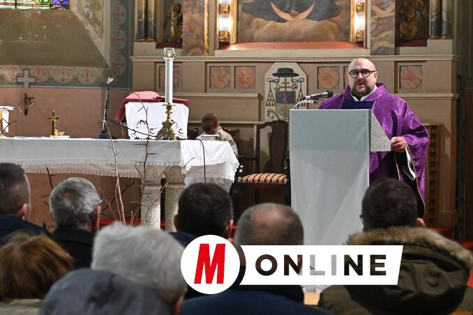 A rendezvényt Gutási Ákos plébános áldása nyitotta meg  / Ótos András