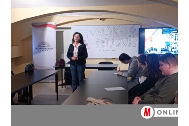 Varjú Potrebity Tatjana a zombori (leendő) gimnazisták körében / L. Móger Tímea