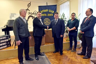 Fotó: Gergely Árpád / A 22 kottatartót a Rotary Club tavaly novemberi báljának bevételéből finanszírozták