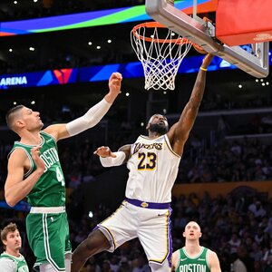 Beta/AP - LeBron James (jobbról) a vereség ellenére is történelmi estét produkált Los Angelesben