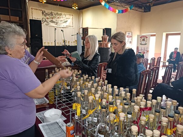 A topolyai hölgyek likőröket ízleltek