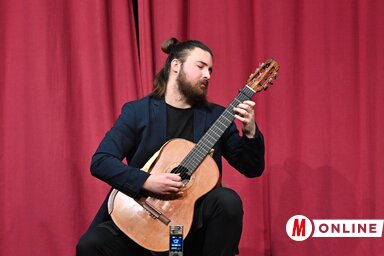 A Petőfi Sándor Magyar Művelődési Központban Barta Gergely koncertjét élvezhették a jelenlévők (Fotó: Ótos András felvétele)