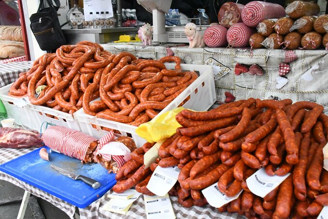 A gondosan fűszerezett kolbászok kóstolásra várnak