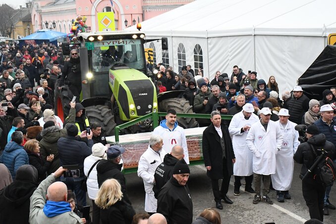 A hosszú kolbászt a tömegen át traktor vitte a
nagyszínpadhoz