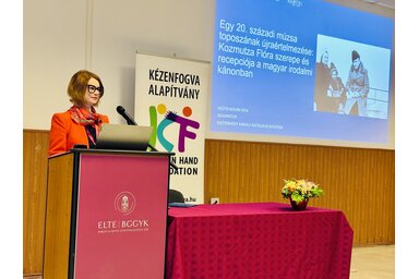 A tanárnő előadást tart  / Szűts-Novák Rita felvétele