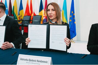 Dubravka Đedović Handanović a biztonságos és megfizethető földgázellátás biztosítását szavatoló nyilatkozattal (Fotó: Beta)
