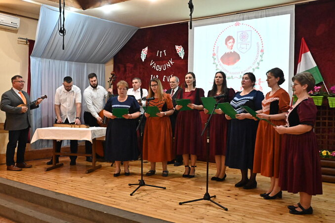 A tiszakálmánfalvi Dalárda kórus Erdős dalokkal szórakoztatta a közönséget