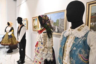 Kiállított népviseletek/Fotó: Ótos András