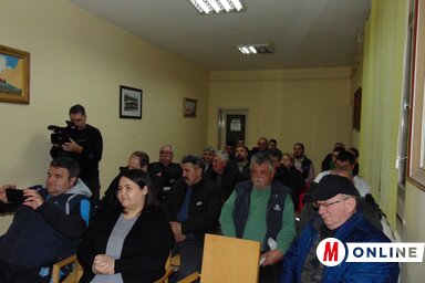 A helybeliék érdeklődve hallgatták a politikusok tájékoztatóját (Fotó: Vidács Hajnalka)