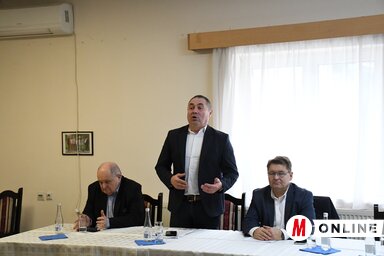 Valka Károly, Tóbiás József és dr. Molnár Viktor a kúlai mezőgazdasági lakossági fórumon (Paraczky László felvétele)