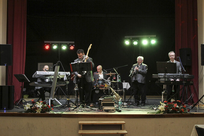 A talpalávalóról az A.N.T. együttes gondoskodott