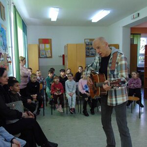 Huzella Poéter gyorsannn mosolyt csalt a gyermekek arcára / Vidács Hajnalka