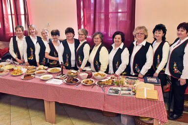 A Felsőhegyi Könyvtár Kör állandó résztvevője az eseménynek, most édes és sós káposztás étellel is készült a gasztronómiai kiállításra (Gergely Árpád felvétele)