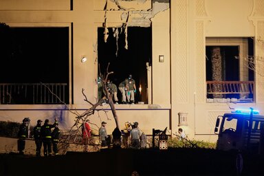 Tűzoltók a dubaji Fairmont The Palm szálloda közelében