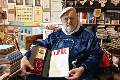 Táborosi László a Plakett díjjal (Horváth Zsolt felvétele)