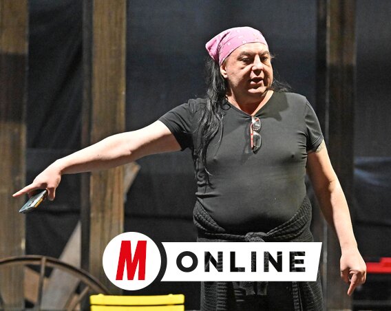 Puskás Zoltán biztos kézzel rendezi a sokaságot (Ótos András felvétele)