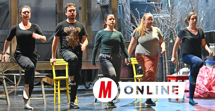 Veteránok, a diákszínpad katonái (Ótos András felvétele)