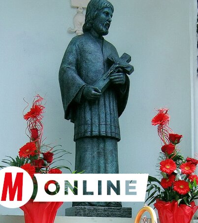 Nepomuki Szent Jánosnak, a Nagybecskereki Egyházmegye védőszentjének szobra. Az eredeti fából volt, a másolat bronzból készült, amit később valami okból a fal színére meszeltek.