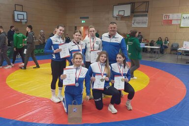 A Vajdasági Birkózóakadémia női birkózócsapata Aschaffenburgban