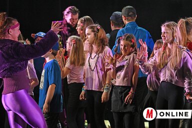 A Színes Szilánkok Diákszínpad jubileumi előadását a hétvégén élvezhette az Újvidéki Színház közönsége (Fotó: Ótos András felvétele)