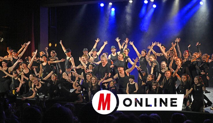 Táncszínházas produkcióval ünnepelte harmincéves fennállását a Színes Szilánkok Diákszínpad. Vasárnap este negyvennyolc hivatásos színész, egykori szárnybontogató, valamint ifjú, tini és gyermek, diákszínpadosok ünnepelték
azt, hogy harminc évvel ezelőtt a három alapító; Ábrahám Irén, Juhász Valéria és Klemm Márta úgy gondolták, hogy be kell vonni az újvidéki és környékbeli fiatalokat a színházi életbe (Fotó: Ótos András felvétele)