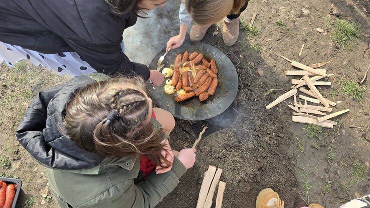 A saját készítésű kolbász a tűz fölött sült