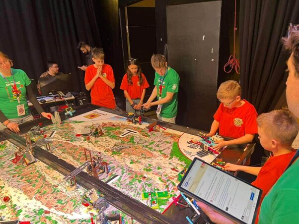 A budapesti döntőn robotfutamban is helytálltak  (Fotó: Petőfi Sándor Általános Iskola/Facebook)