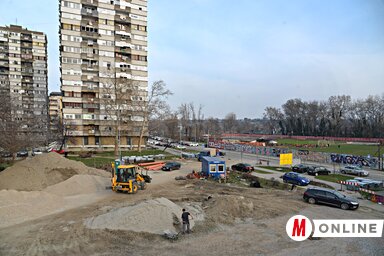 A nagy kiterjedésű terepmunkálatokkal járó beruházás középpontjában a Szabadság híd alatti parkolóhelyek rendezése, azok kibetonozása áll (Fotó: Dávid Csilla felvétele)