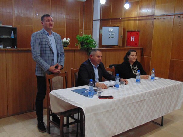 A szajániakat Tóth Zoltán tartományi mezőgazdasági titkárhelyettes és Tóbiás József, a Vajdasági Magyar Szövetség köztársasági parlamenti képviselője tájékoztatta, közreműködve Darusi Renáta falugazdásszal