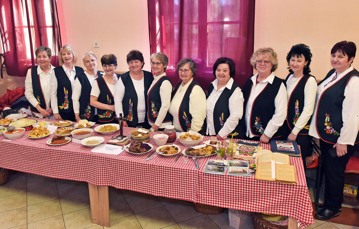 A Felsőhegyi Könyvtár Kör Civil Szervezet asszonyai állandó résztvevői az eseménynek