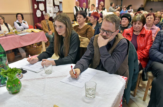 … ahogyan a színpadi produkciókat is