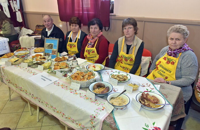 Rengeteg finomságot készített a Felsőhegyi Népdalbarátok Klubja is