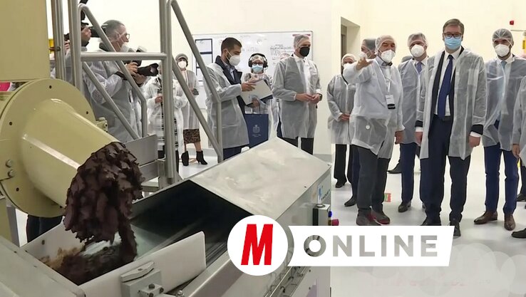 A csokoládégyárban a bő öt évvel ezelőtti megnyitón készítettünk fényképeket, akkor ott volt Aleksandar Vučić államfő is, aki természetesen evett is a finomságokból. Az üzemben már akkor csaknem százan dolgoztak,
évente ötvenezer tonna csokoládét készítenek (Fotó: Ótos András felvétele)