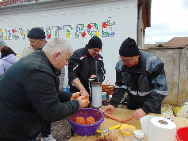 Alakulnak a kolbászok