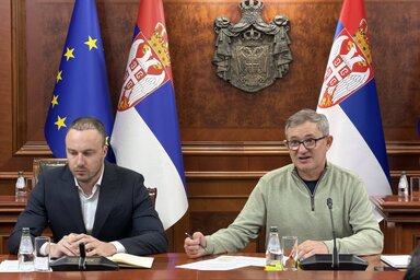 Dragan Glamočić (jobbról) a tiltakozó gazdaszervezetek képviselőivel tárgyal (Fotó: Beta)