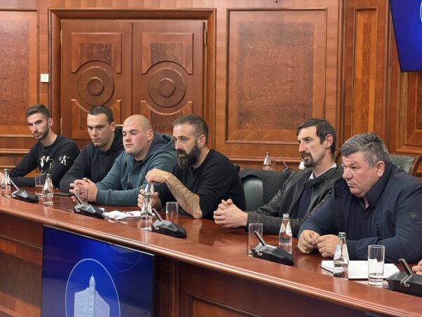 A tárgyaláson résztvevők csoportja (Fotó: Beta)