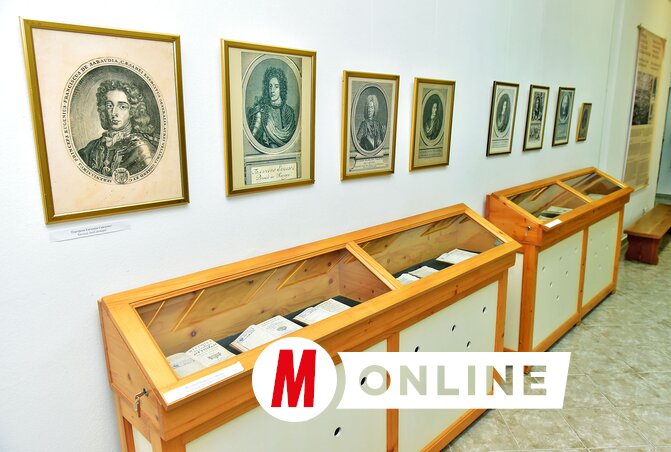 Értékes metszetek, könyvek, amelyek mind részét képezik majd az alapítványnak / Gergely Árpád felvétele