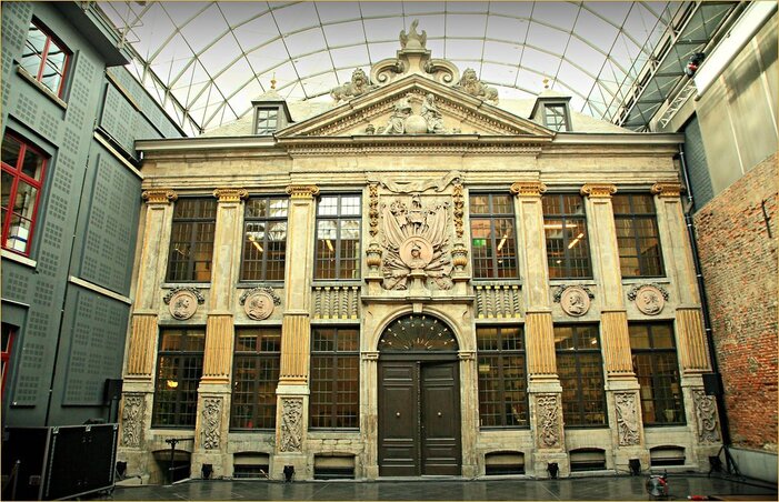 Brüsszelben a Bellone Színház homlokzatán egy szalagszerű tábla utal a zentai csatára