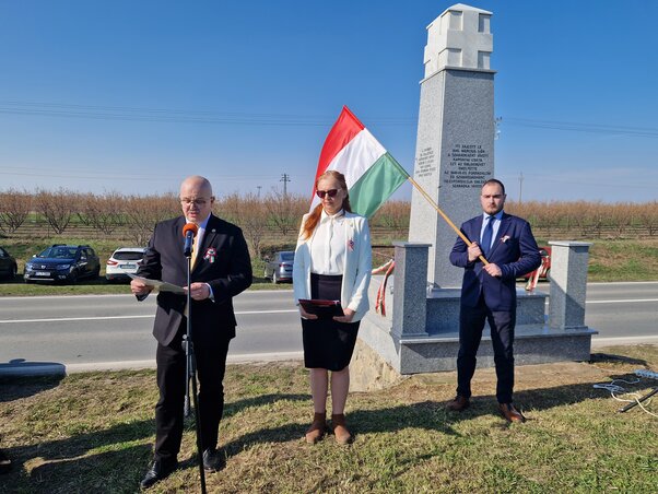 Gyivánovity Dániel beszédet mondd a kaponyai csata emlékművénél (Bartus Bella felvétele)