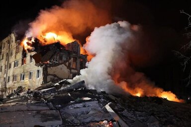 Szétlőtt emeletes ház lángol Harkivban, ahová orosz rakéta csapódott be (t.me/prokuratura_kharkiv)